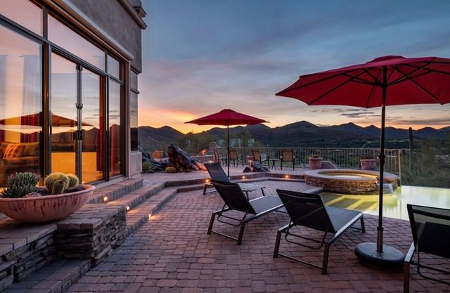 Southwest home w/Hot Tub, pool, and amazing Mnt. Views!