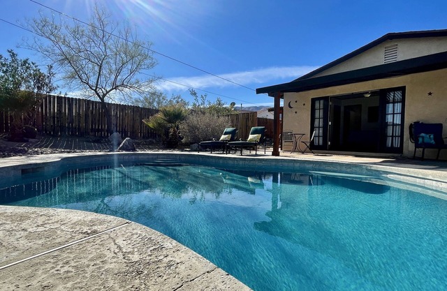 Southwest Modern ツ Private Pool ❤︎ 3 miles to north gate JTNP ツ AC ❤︎ Fireplace