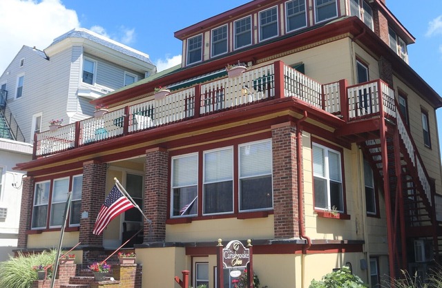 Spa Inspired King Room 300 feet from the boardwalk and beach with parking and full breakfast