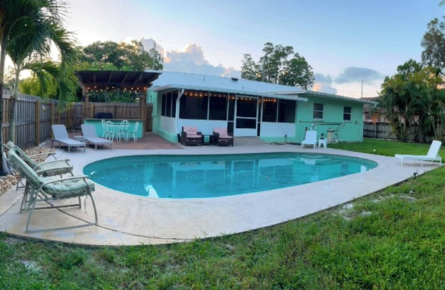 Space Coast Pool Haven - King Bed -Beaches Nearby