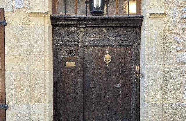 Spacioius holiday home with AC in centre town of medieval Puycelsi
