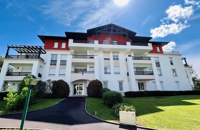 Spacious 1-BR Apartment with Pool Access in Cambo-les-Bains, Sleeps 3