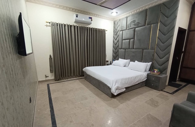 Spacious 10-bedroom hotel in brilliant Islamabad with WiFi, AC