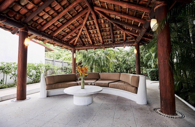 Spacious 2/3/4/5 bedroom custom home in Punta Marina