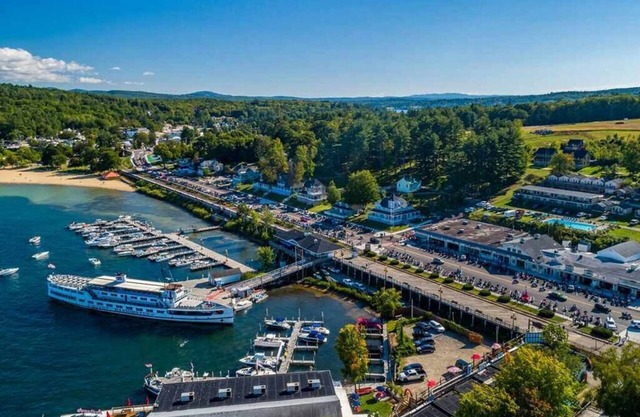 Spacious 2 Bdrm Condo Walking distance to Weirs Beach!