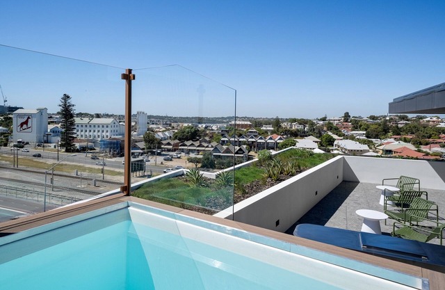 Spacious 2-Bed Apartment with Rooftop Views