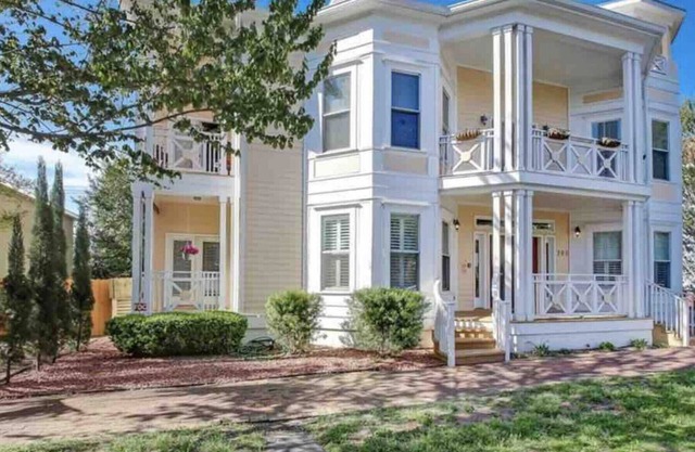 Spacious 2 bedroom apartment next to Forsyth Park