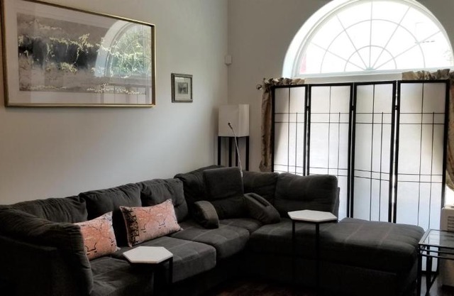 Spacious 2 bedroom apartment with free parking