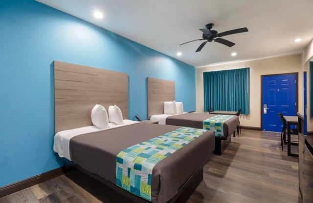 Spacious 2 Queen Non-Smoking, Scottish Inns, Free Parking, Near Galveston Beach