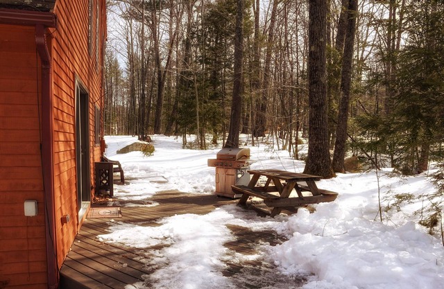 Spacious 2-story home, sleeps 12. Minutes from downtown North Conway