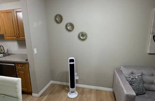 Spacious 2Bedrm-3mins to WEM, free parking &Wifi