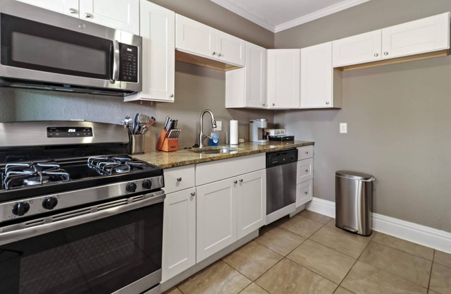 Spacious 2BR-1BA Laundry & Backyard