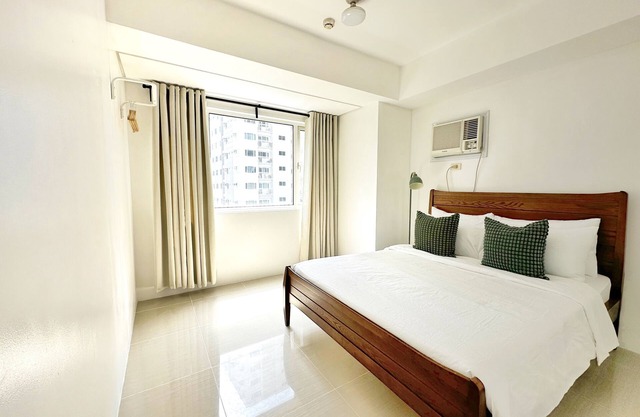 Spacious 2BR 2CR Staycation at Shore MOA | Near Airport, Pool & Mall