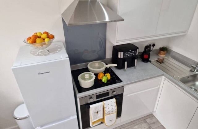 Spacious 2BR Apartment in Central Watford | Walk to Station & Shops | Sleeps 5