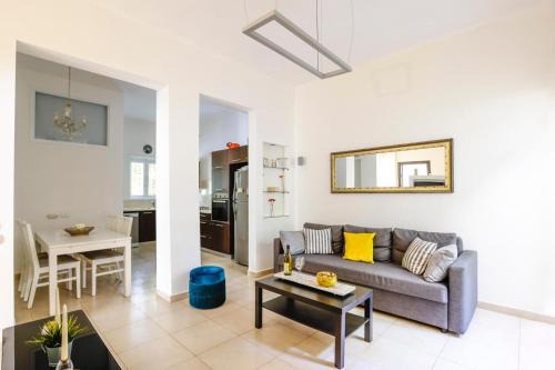 Spacious 2BR Apartment with 2 Bathrooms, Living Room & Kitchen - Prime LocationNear ddizengoff st