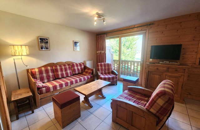 Spacious 2BR + Cabin Near Ski Lifts, Lake, Pool - Résidence le Pas au Loup