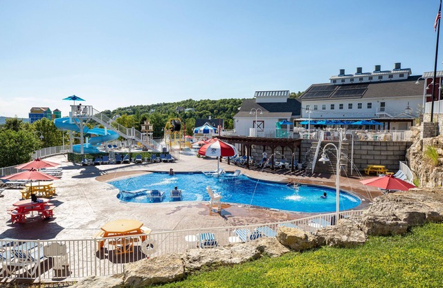 Spacious 2BR Cottage w/Spa Tub & Fireplace