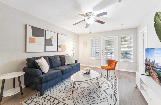 Spacious 2BR King Suite w Gym close to DT