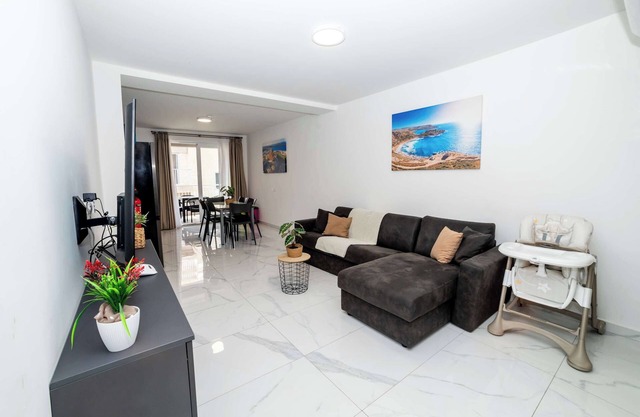 Spacious 3-Bedroom Family Apartment with Terrace – by HostMT