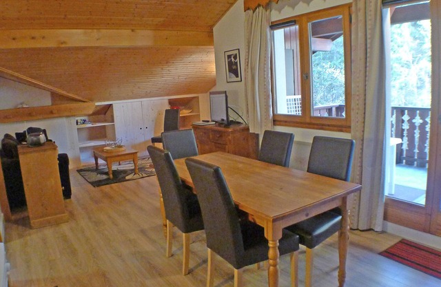 Spacious 3-Bed Apt with Pools, Parking & Ski Storage - Sleeps 8 in Samoëns