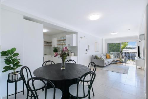 Spacious 3-Bed Coorparoo Apartment
