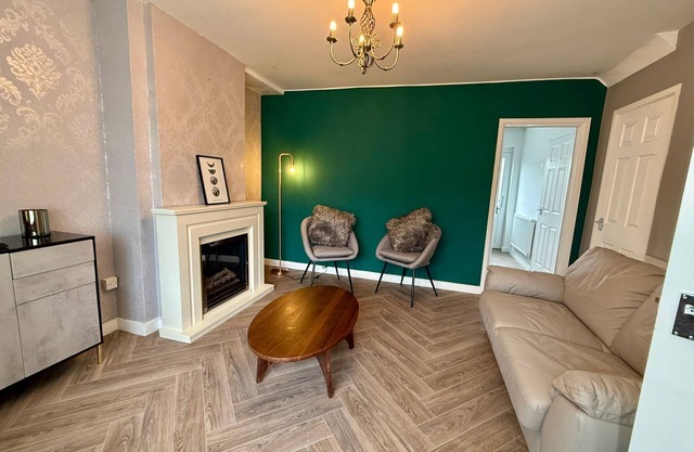 Spacious 3-Bed House with Parking, Wi-fi & Garde