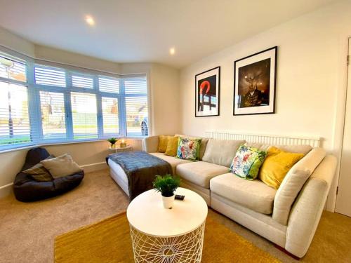 Spacious 3 Bedroom House - 5 Minutes to the nearest Beach! - Great Location - Garden - Parking - Fast WiFi - Smart TV - Newly decorated - sleeps up to 7! Close to Poole & Bournemouth & Sandbanks