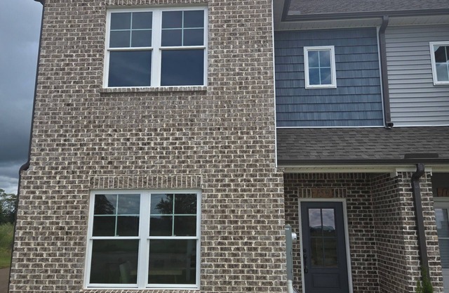 Spacious 3-bedroom townhome just minutes from downtown Hsv, Redstone Arsenal.