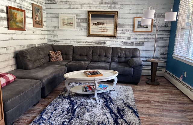 Spacious 3 Bedroom, 2 Bath Apartment-historic Jim Thorpe, large patio & balcony