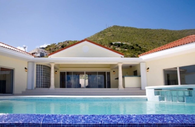Spacious 3 bedroom villa with pool in Red Pond