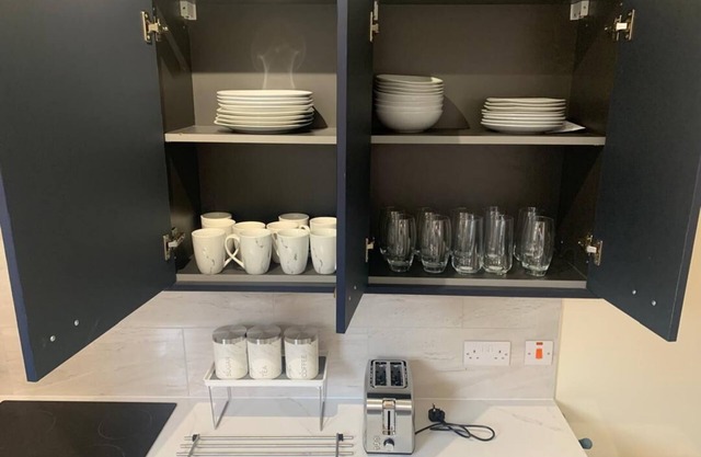 Spacious 3-Bedroom Terrace House with in Clarendon Park Leicester