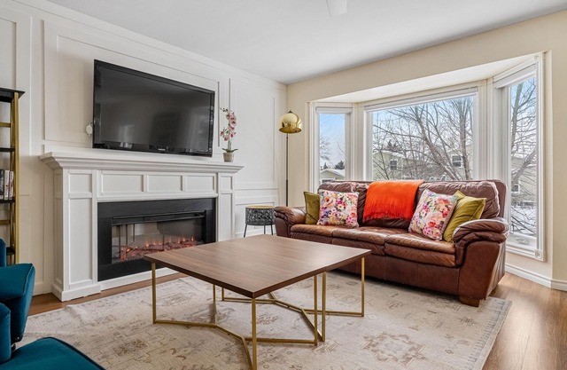 Spacious 3 Bedrooms 5 Beds close to Deerfoot- Spruce Meadows