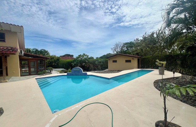 Spacious 3-BR villa & private casita w/ensuite, pool & AC near Playa El Arenal