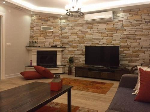 Spacious 3-Story Villa with Pool & Garden & Beach