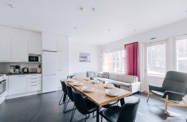 Spacious 3BR Holiday Apt with Sauna & Parking