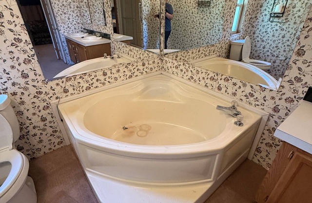 Spacious 4-bebroom lakehouse in Kingsland with private boat ramp.