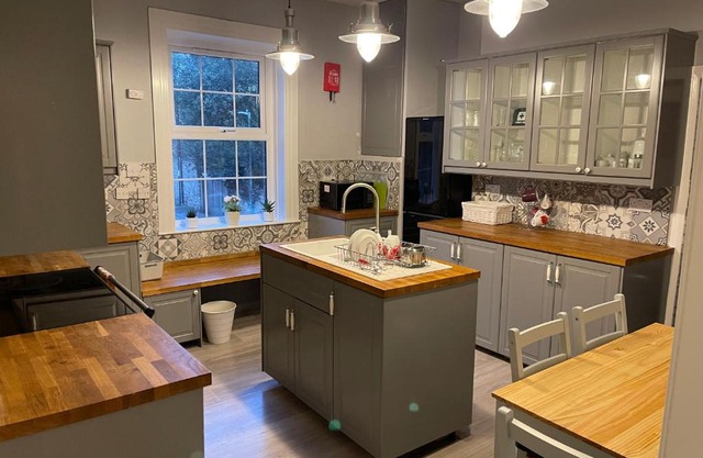 Spacious 4-bed Holiday Home in the heart of Maidstone