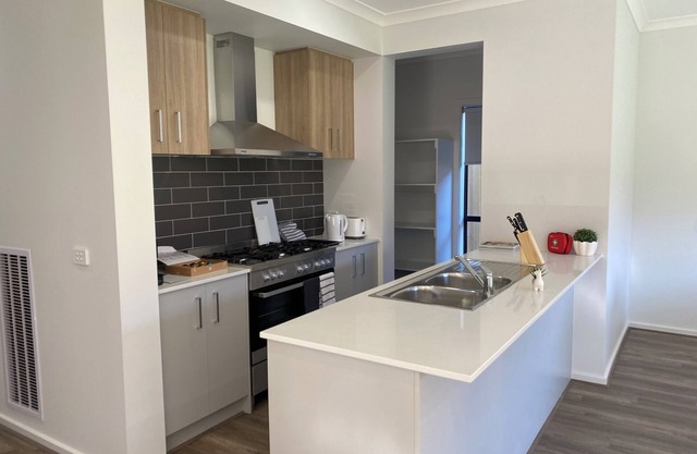 Spacious 4-bed House in Werribee