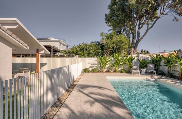 Spacious 4-bedroom house with WiFi, Pool and AC in Burleigh QLD