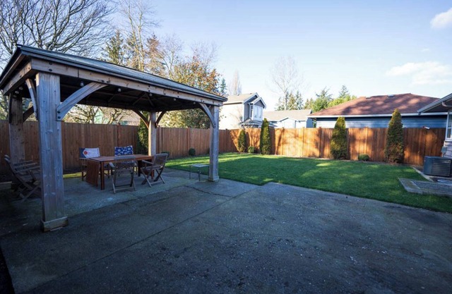 Spacious 4-bedroom 2-bath retreat free parking with AC wifi near to SeaTac