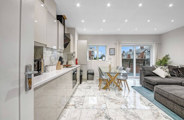 Spacious 4 Bedroom 4 Bath-free Parking Great Links