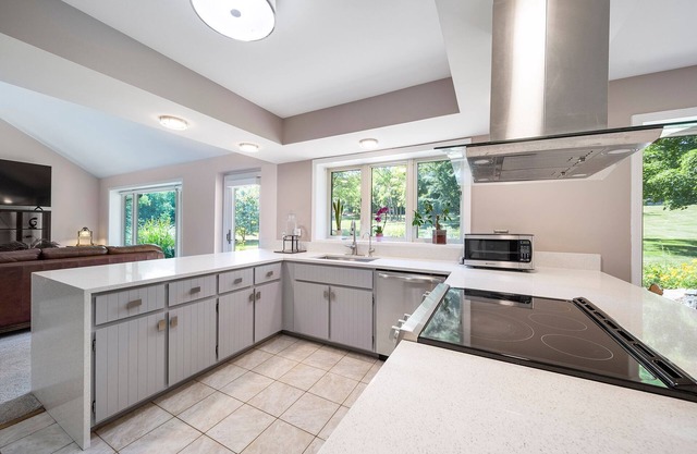 Spacious 4-bedroom getaway with beautiful patio garden & fitness room, Wifi