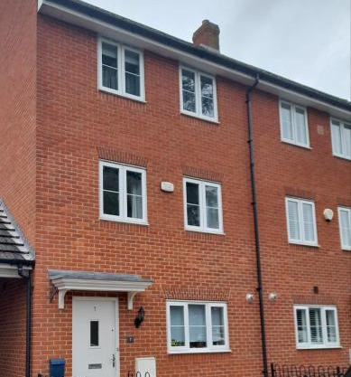 Spacious 4-Bedroom House in Aylesbury Ideal for Contractors Professionals or Larger Families