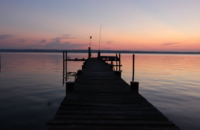 Spacious 4-bedroom house on the water