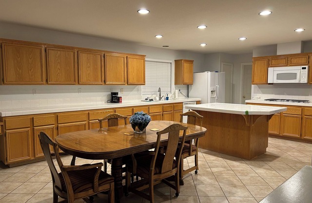 Spacious 4-bedroom house in terrific Eastvale with WiFi, AC