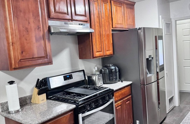 Spacious 4-bedroom house in charming Fresno with WiFi, AC, fitness room.