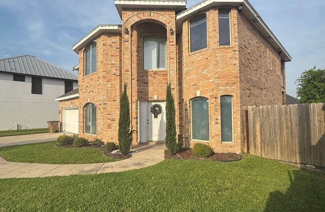 Spacious 4-Bedroom Luxurious House in Edinburg with Full Amenities