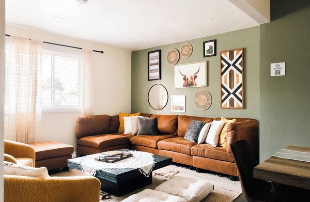 Spacious 4-bedroom National Park themed house with gym and hot tub in Arvada