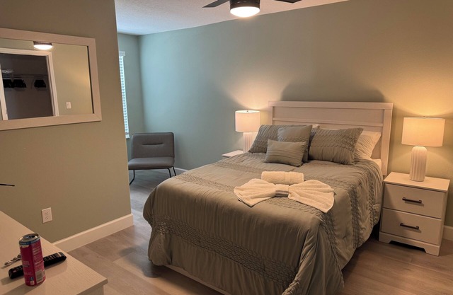 Spacious 4-bedroom townhome with WiFi, AC in charming Tampa