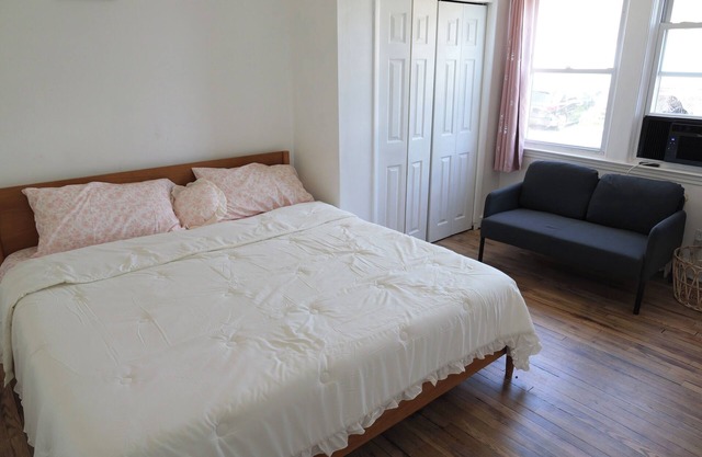 Spacious 4-bedroom townhome in fabulous Baltimore/Catonsville with WiFi, AC